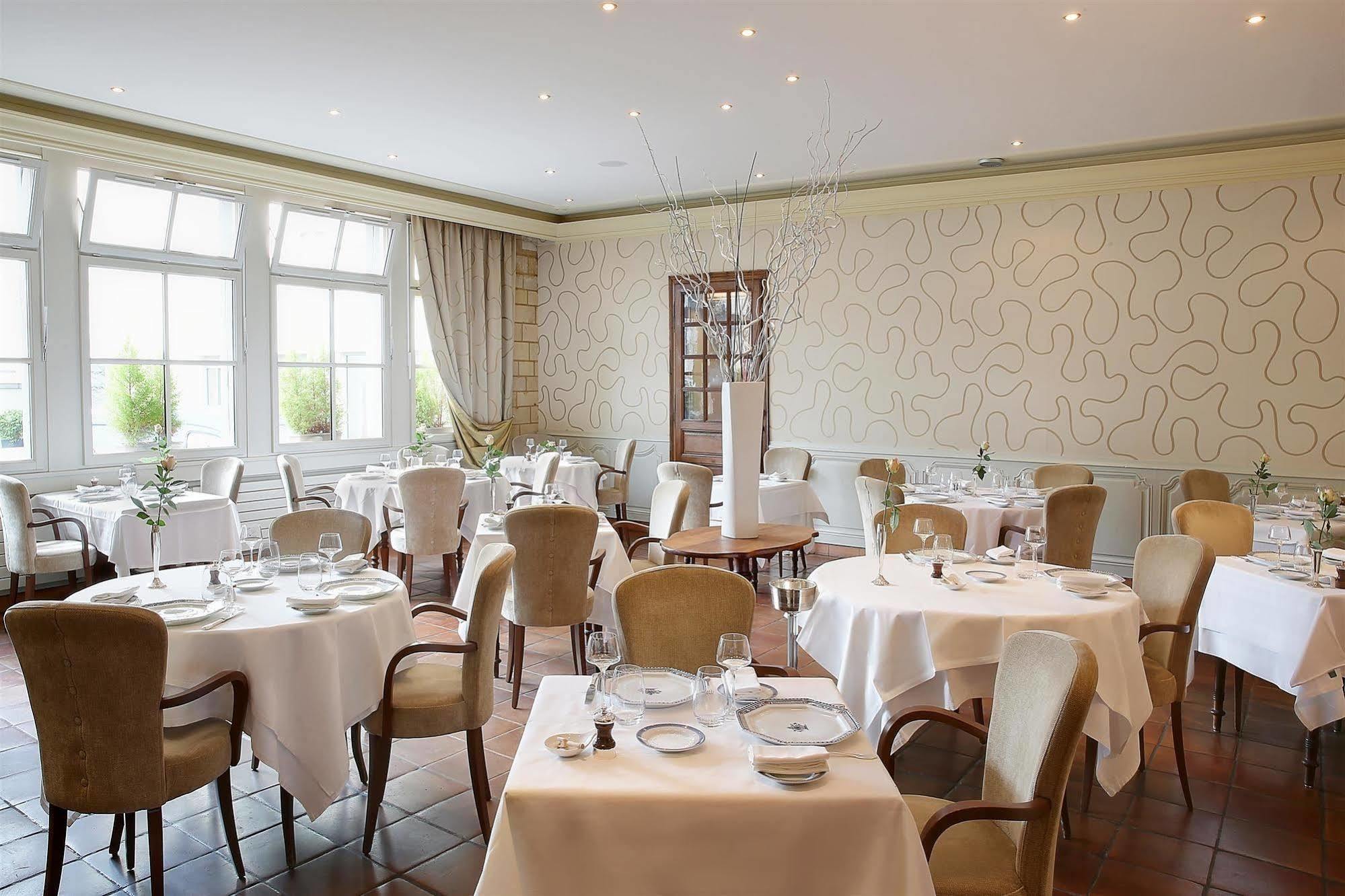 Hotel Restaurant Le Dauphin Et Le Spa Du Prieure Caen Exterior foto